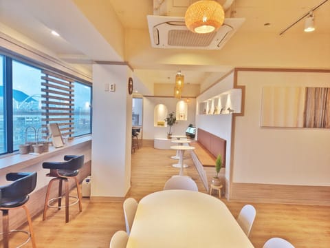 Communal lounge/ TV room, Living room, Banquet/Function facilities, Seating area, Dining area