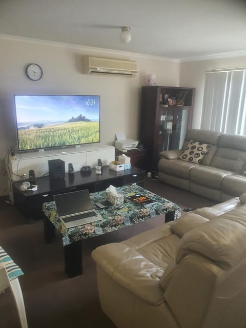 Communal lounge/ TV room, TV and multimedia, Living room, Seating area, Evening entertainment, air conditioner