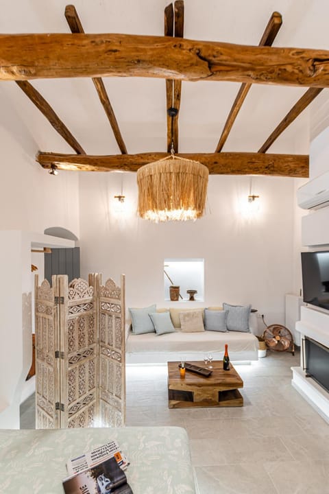 Communal lounge/ TV room, TV and multimedia, Living room, Seating area, Evening entertainment