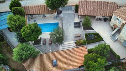 Property building, Patio, Day, Bird's eye view, Garden, Garden view, Pool view, Swimming pool, Parking, sunbed