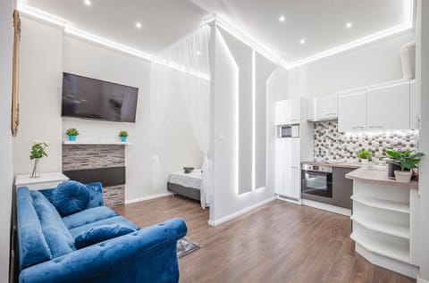 TV and multimedia, Kitchen or kitchenette, Living room