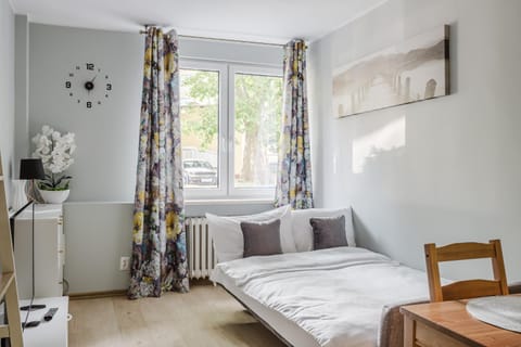 Bed, TV and multimedia, Photo of the whole room, Seating area, Bedroom