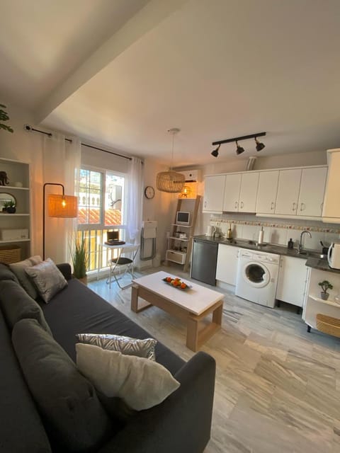 Kitchen or kitchenette, Living room, Seating area, Dining area, pet friendly, stove