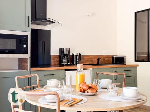 Coffee/tea facilities, Kitchen or kitchenette, Dining area, oven, stove, toaster