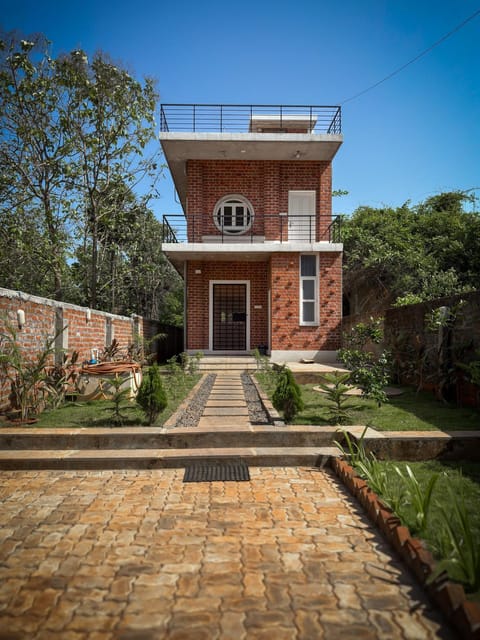 Facade/entrance, Garden