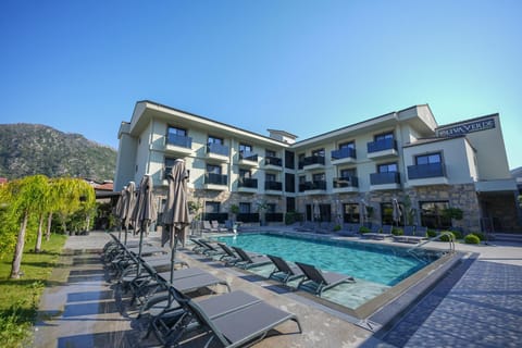 Property building, Swimming pool, sunbed
