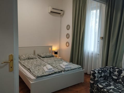 Bed, Photo of the whole room, Seating area, Bedroom, towels, air conditioner