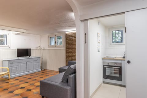 TV and multimedia, Kitchen or kitchenette, Living room, Seating area, stove