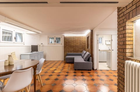 TV and multimedia, Kitchen or kitchenette, Living room, Seating area, Dining area