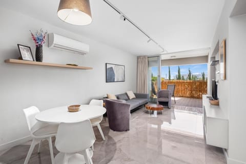 TV and multimedia, Living room, Seating area, Dining area