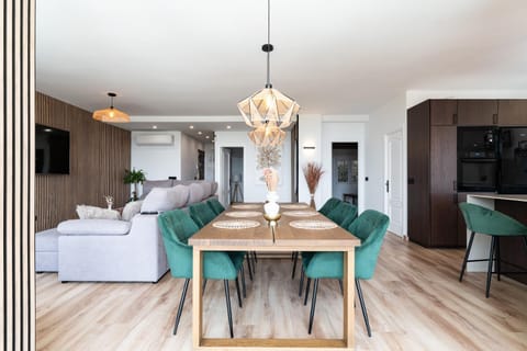 TV and multimedia, Kitchen or kitchenette, Living room, Dining area