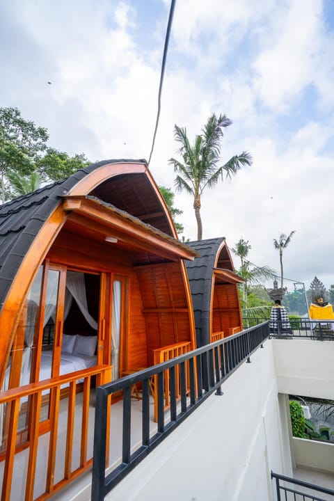 Property building, Day, Balcony/Terrace