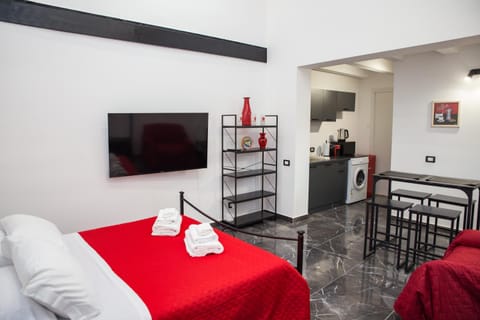 Bed, TV and multimedia, Kitchen or kitchenette, Photo of the whole room, Seating area, Dining area, towels
