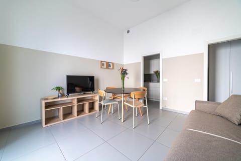 TV and multimedia, Living room, Seating area, Dining area