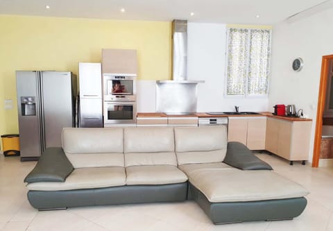 Coffee/tea facilities, Kitchen or kitchenette, Living room, Seating area, minibar, oven, toaster, kitchen, kitchen