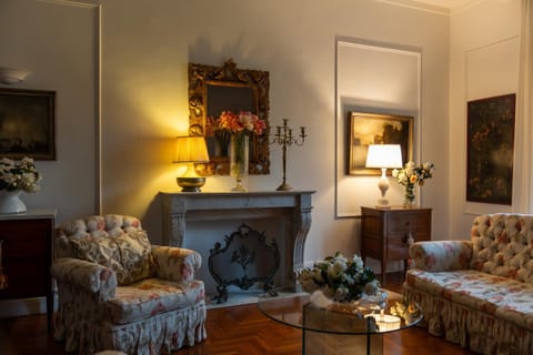 Seating area, flat iron