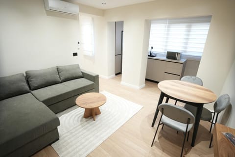 TV and multimedia, Kitchen or kitchenette, Living room, air conditioner