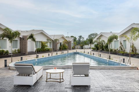 Property building, Day, Pool view, Swimming pool, Swimming pool, sunbed