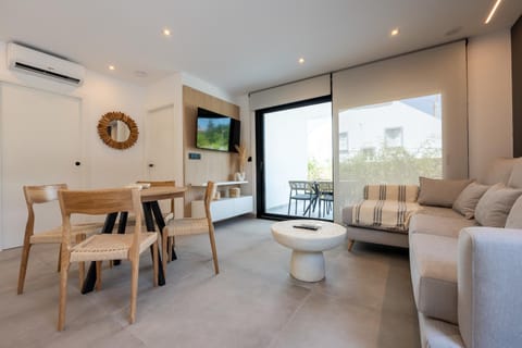 Living room, Dining area, Garden view