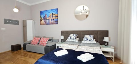 Bed, Photo of the whole room, Seating area, Bedroom, towels