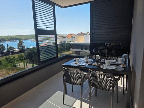Natural landscape, Balcony/Terrace, Seating area, Dining area