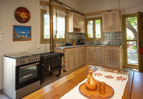 Kitchen or kitchenette, Dining area, stove, toaster