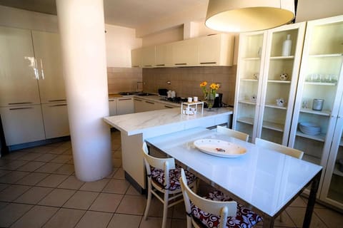 Kitchen or kitchenette, Dining area, oven, stove