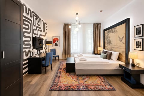 Bed, TV and multimedia, Bedroom