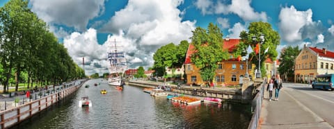 Nearby landmark, Day, Neighbourhood, Natural landscape, Activities, River view, Location