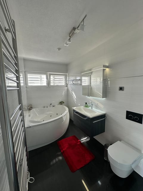 Toilet, Hot Tub, Bathroom, Bath