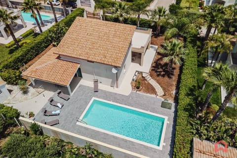 Property building, Day, Garden, Garden view