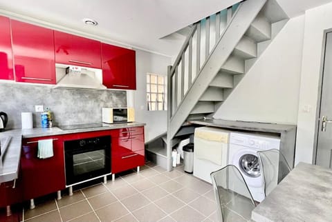 Coffee/tea facilities, Kitchen or kitchenette, oven, stove, toaster, washing machine, dryer