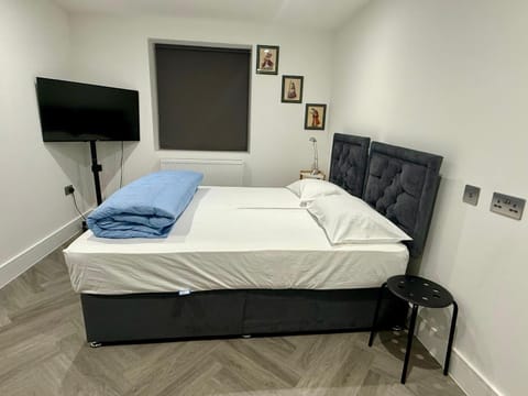 Bed, TV and multimedia, Bedroom