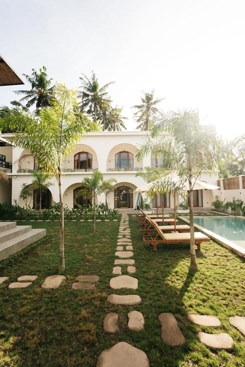 Property building, Patio, Spring, Day, Natural landscape, Garden, Pool view, Swimming pool, sunbed
