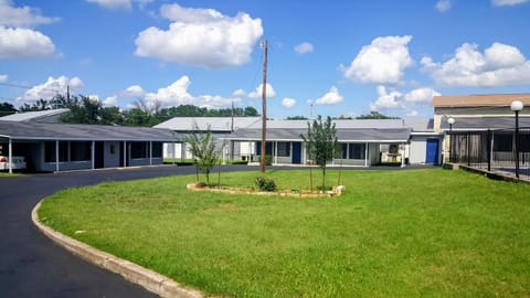 Property building, Spring, Day, Natural landscape, Garden, Garden view