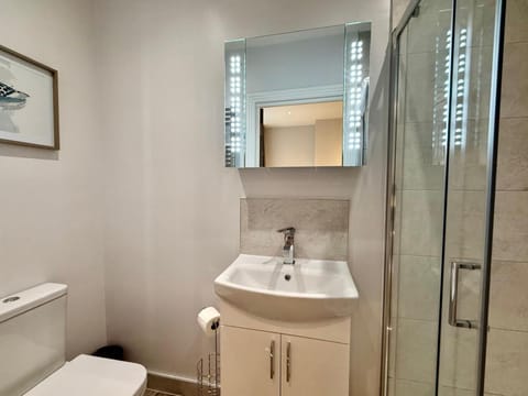 Beachside Comfort, Beach & Castle, Free Parking Apartment in Portsmouth