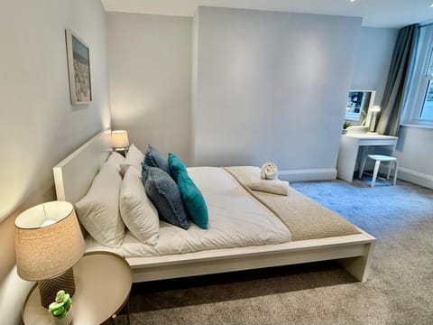 Beachside Comfort, Beach & Castle, Free Parking Apartment in Portsmouth