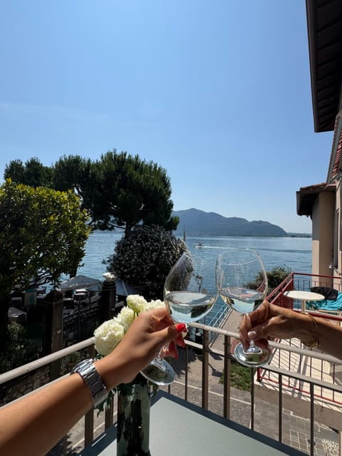 View (from property/room), Balcony/Terrace, Lake view