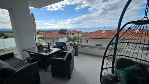 Day, Natural landscape, View (from property/room), Balcony/Terrace, Seating area, Dining area, Sea view
