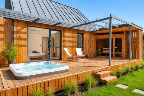 Property building, Patio, Natural landscape, Garden, Hot Tub, Garden view, Pool view, sunbed