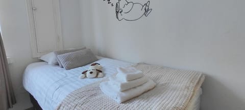 Bed, Bedroom, towels