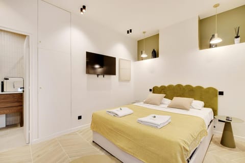 Bed, TV and multimedia, Kitchen or kitchenette, Photo of the whole room, Bedroom, towels