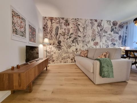 Restaurant/places to eat, TV and multimedia, Living room, Seating area, Parking, dishwasher, flat iron, heating, internet, washing machine, air conditioner