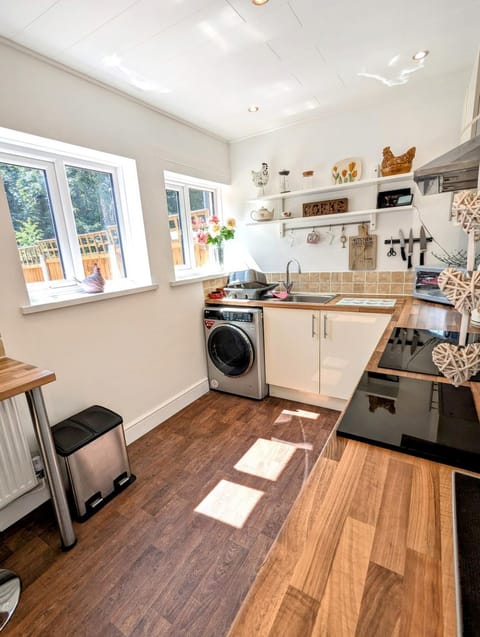 3 bed home with parking Apartment in Chester