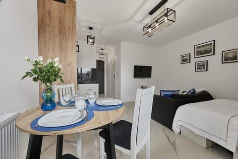 Bed, TV and multimedia, Photo of the whole room, Seating area, Dining area