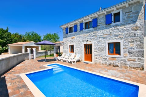 Property building, Patio, Day, Pool view, Swimming pool, sunbed