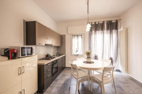 Coffee/tea facilities, Kitchen or kitchenette, Dining area, oven, stove, toaster