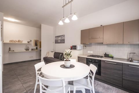 Kitchen or kitchenette, Dining area, oven, stove