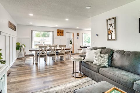 15 Mi to Downtown Sioux Falls Gem with Yard! House in South Dakota