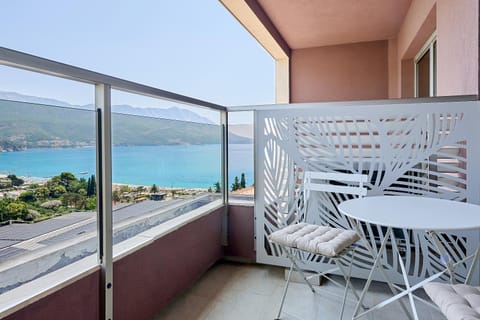 Day, Natural landscape, Balcony/Terrace, Seating area, Sea view